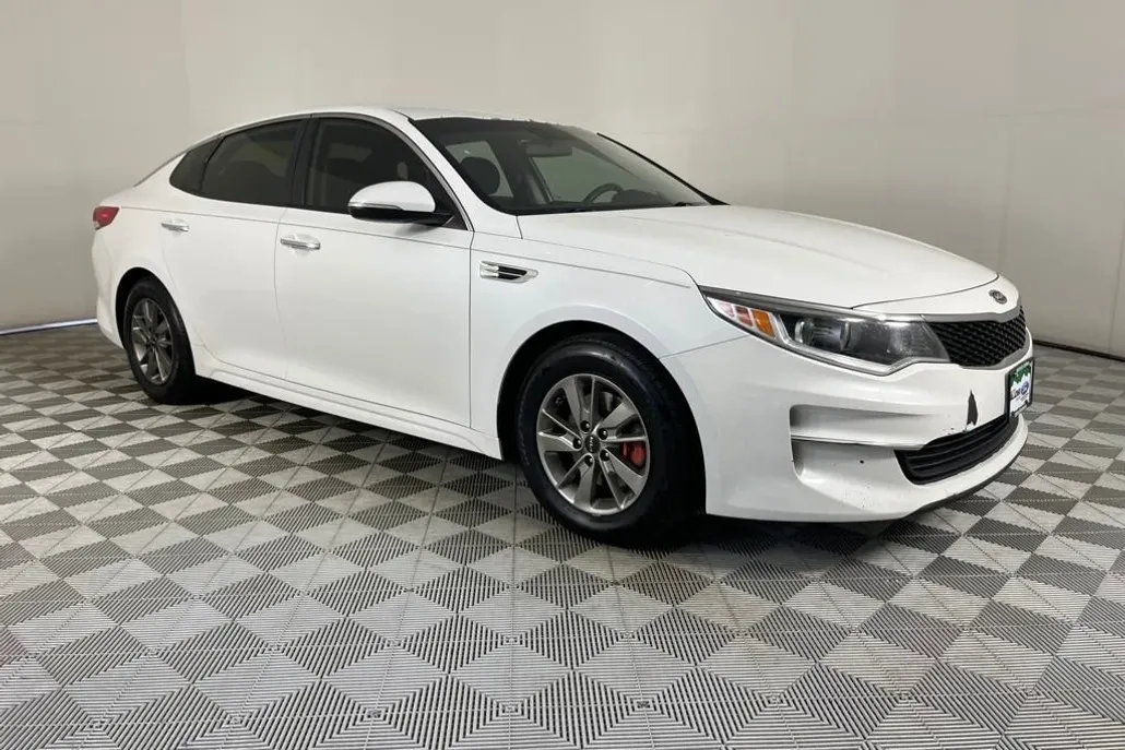 2016 Kia Optima LX photo 1