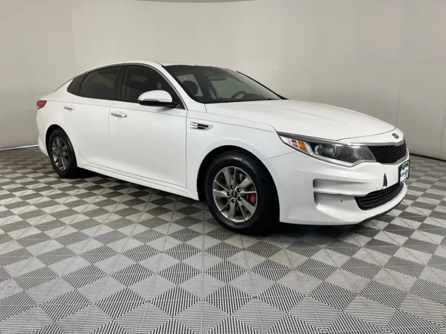 2016 Kia Optima LX photo 1