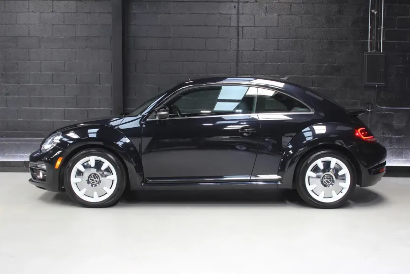 2019 Volkswagen Beetle SE photo 1