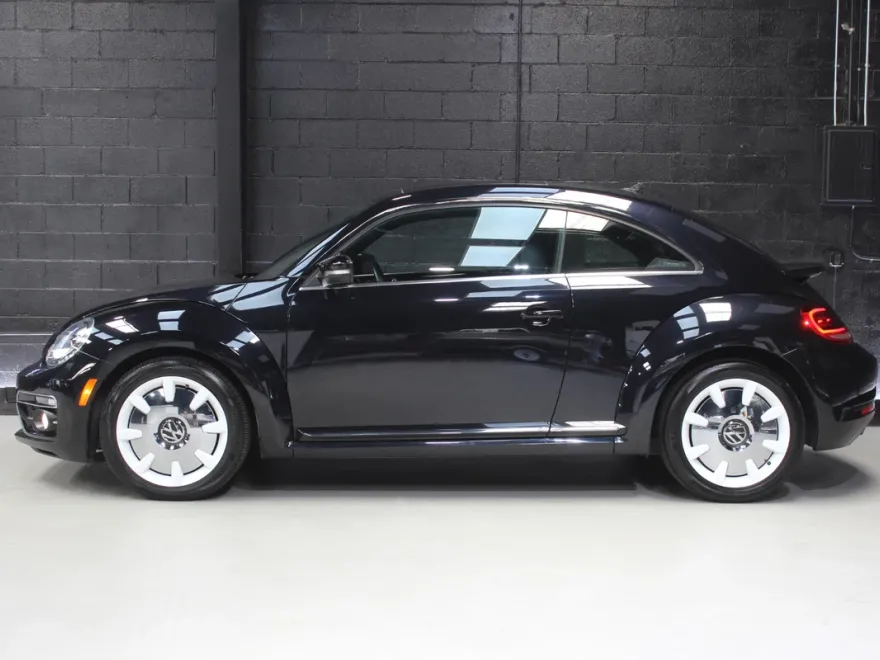 2019 Volkswagen Beetle SE photo 1