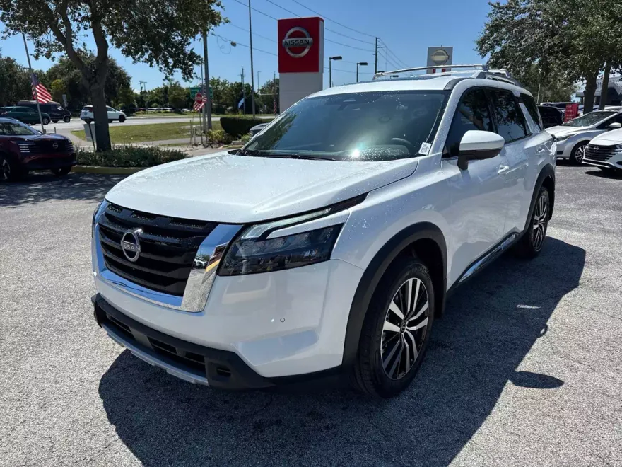 2025 Nissan Pathfinder Platinum photo 1