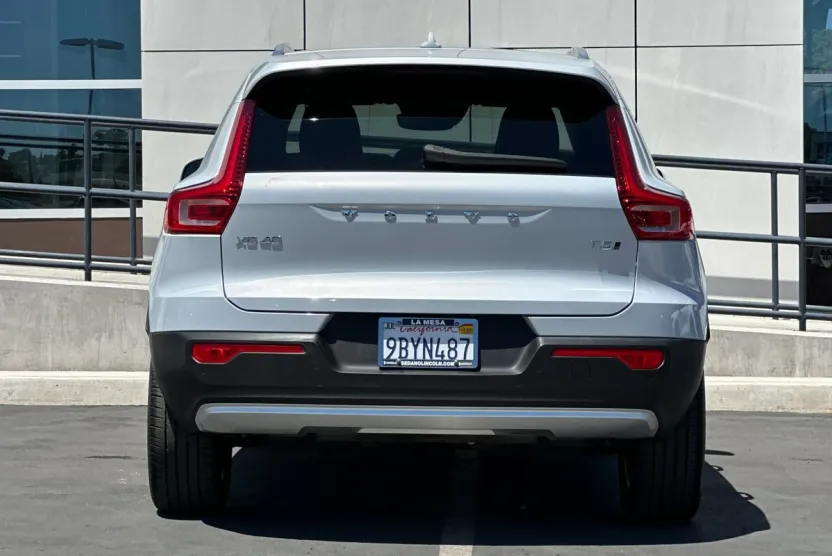 2022 Volvo XC40 Momentum photo 1
