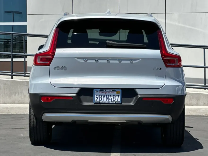 2022 Volvo XC40 Momentum photo 1