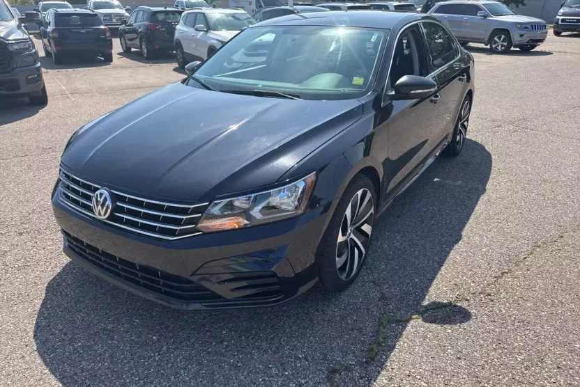 2017 Volkswagen Passat R-Line photo 1