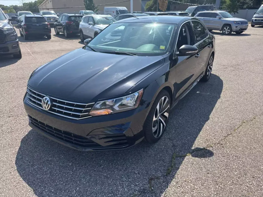 2017 Volkswagen Passat R-Line photo 1