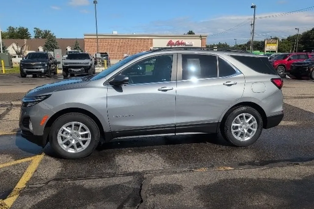 2023 Chevrolet Equinox LT photo 1