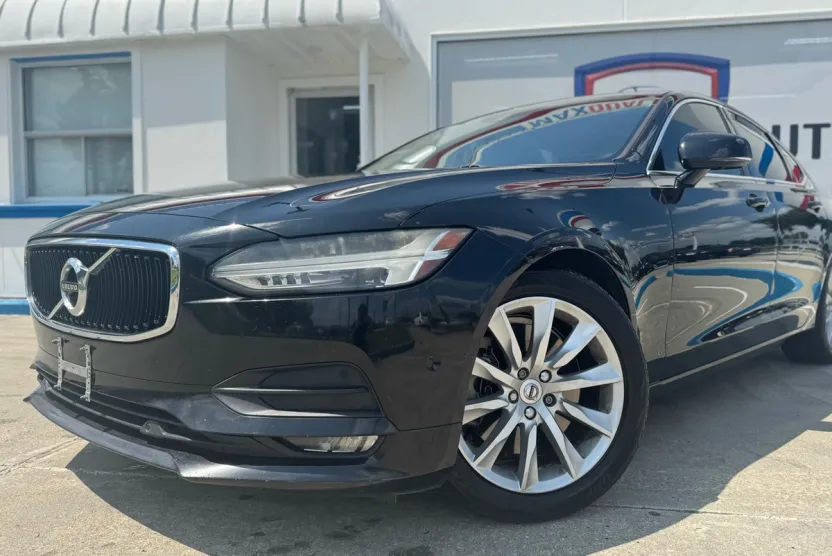 2017 Volvo S90 T6 Momentum photo 1