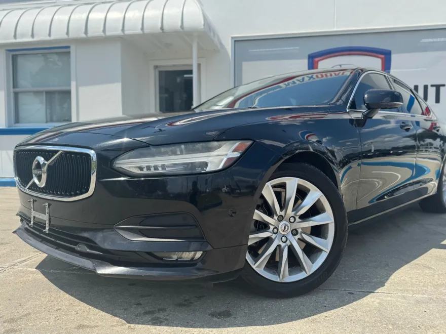 2017 Volvo S90 T6 Momentum photo 1