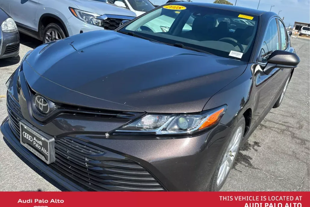 2018 Toyota Camry LE photo 1