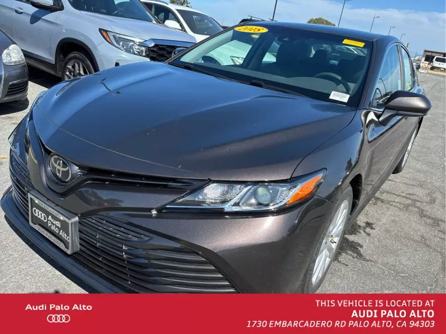 2018 Toyota Camry LE photo 1