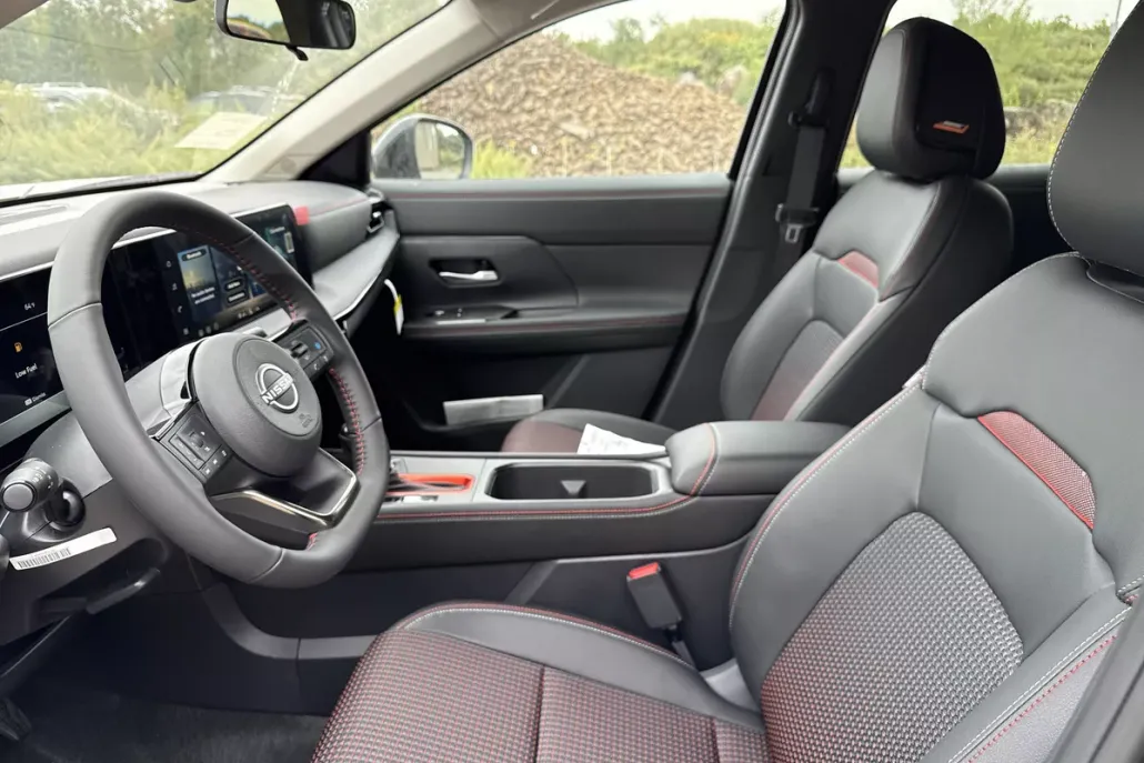 2026 Nissan Kicks SR photo 1