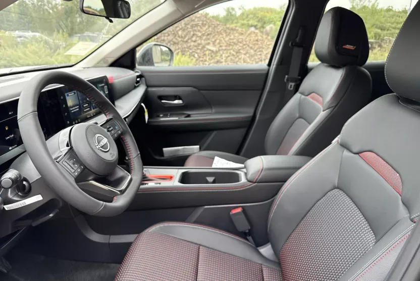 2026 Nissan Kicks SR photo 1