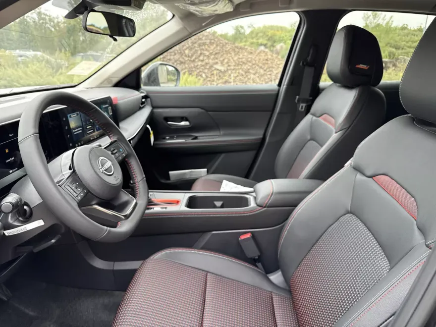 2026 Nissan Kicks SR photo 1