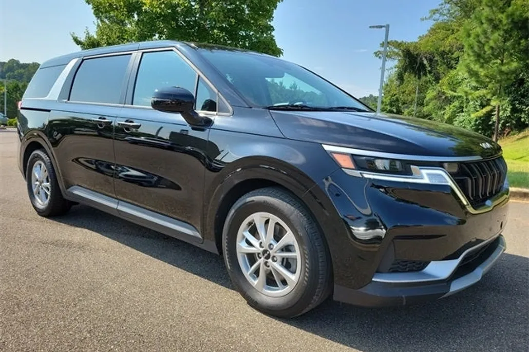 2024 Kia Carnival LX photo 1