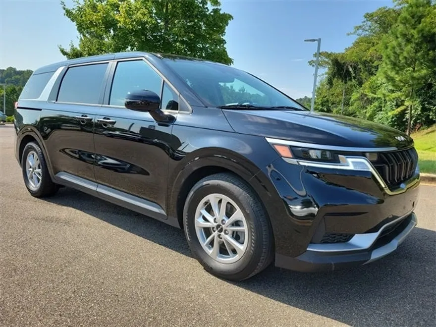 2024 Kia Carnival LX photo 1