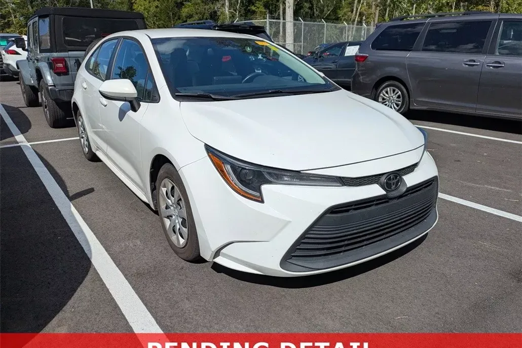 2023 Toyota Corolla LE photo 1