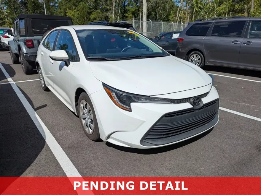 2023 Toyota Corolla LE photo 1