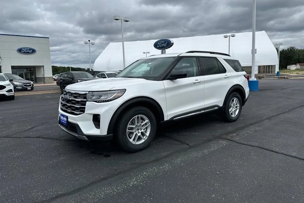 2025 Ford Explorer photo 1