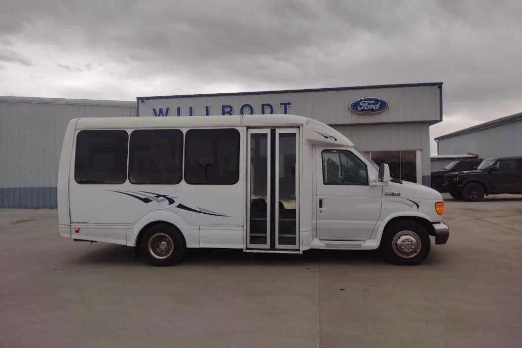 2006 Ford E-350 photo 1