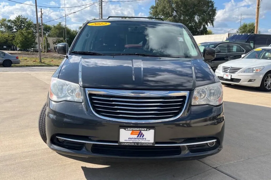 2012 Chrysler Town & Country Touring photo 1