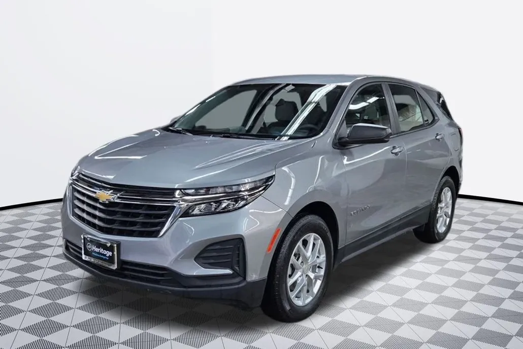 2023 Chevrolet Equinox LS photo 1