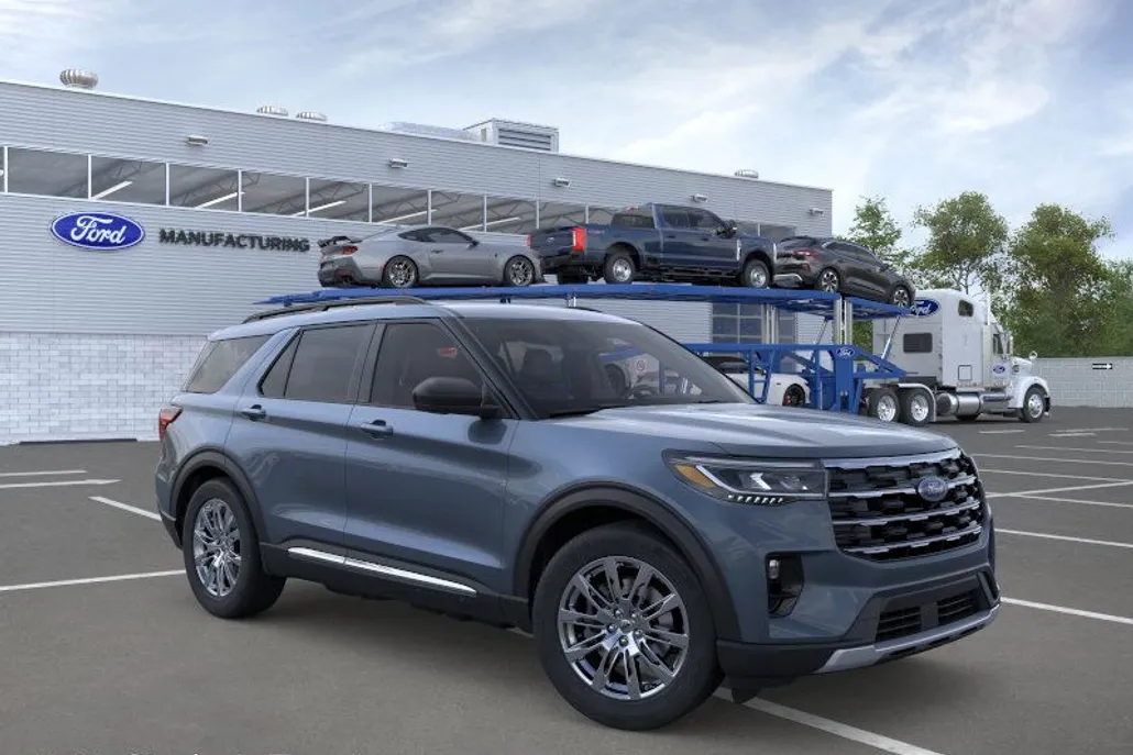 2025 Ford Explorer photo 1
