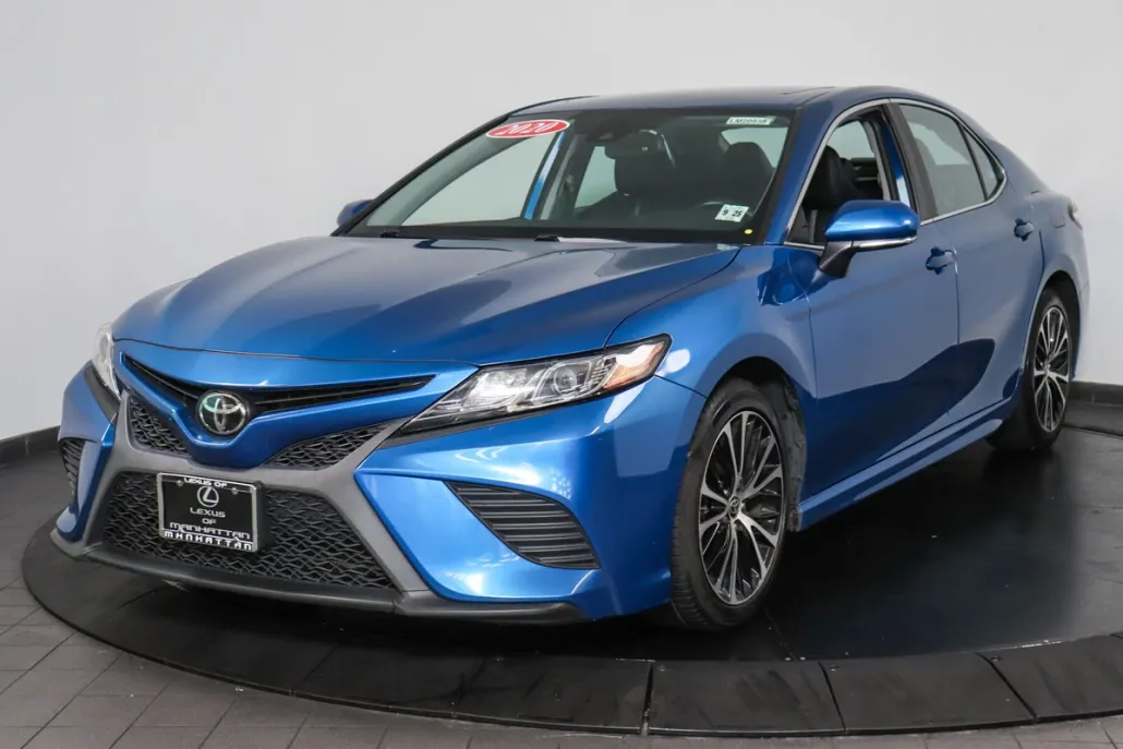 2020 Toyota Camry SE photo 1