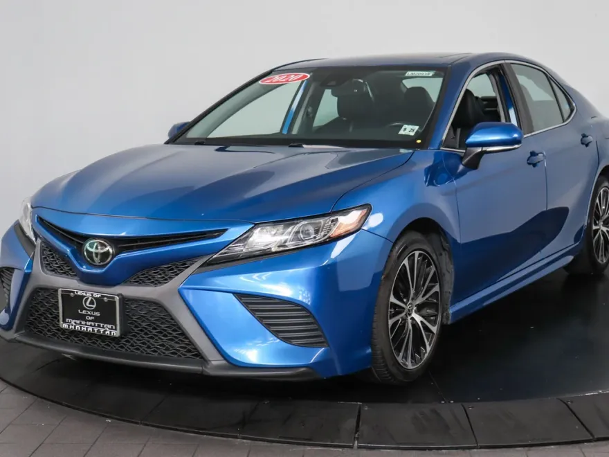 2020 Toyota Camry SE photo 1