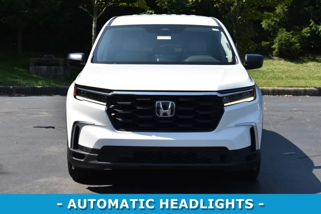 2023 Honda Pilot LX photo 1