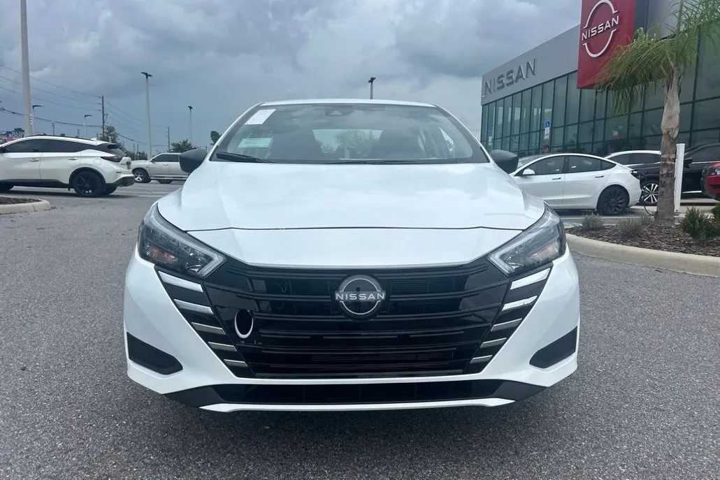 2025 Nissan Versa 1.6 S photo 1