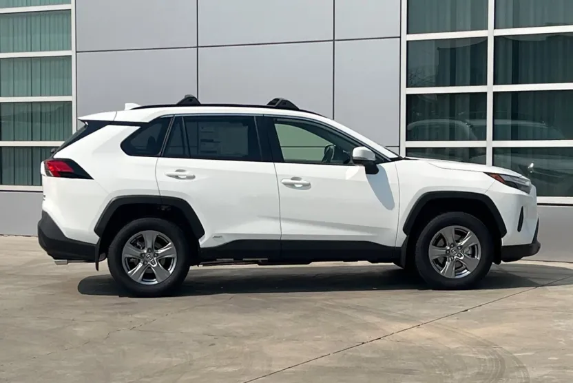 2025 Toyota RAV4 Hybrid XLE photo 1