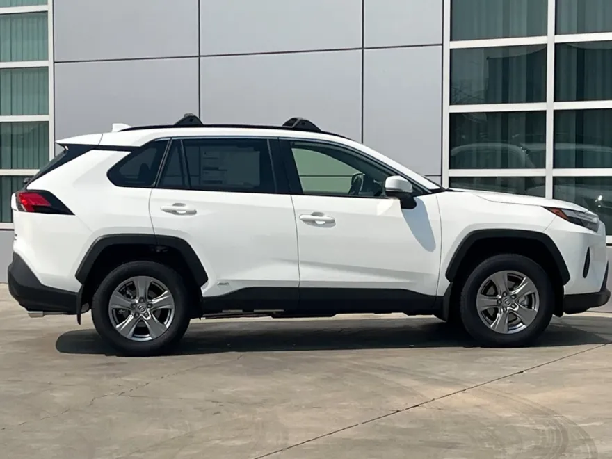 2025 Toyota RAV4 Hybrid XLE photo 1
