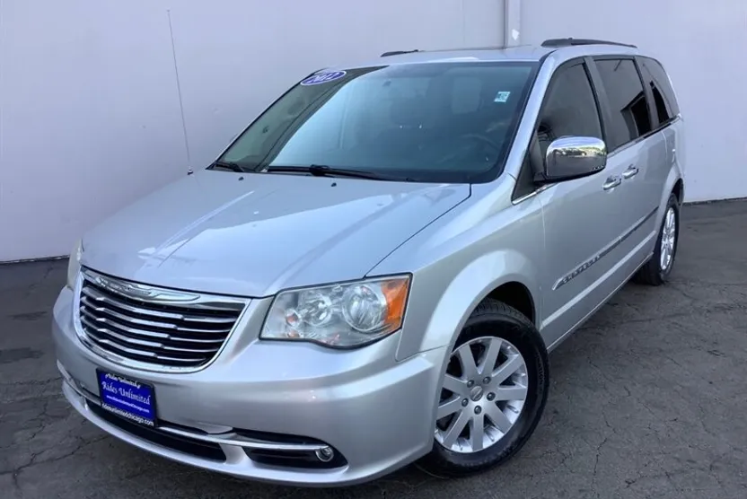2012 Chrysler Town & Country photo 1