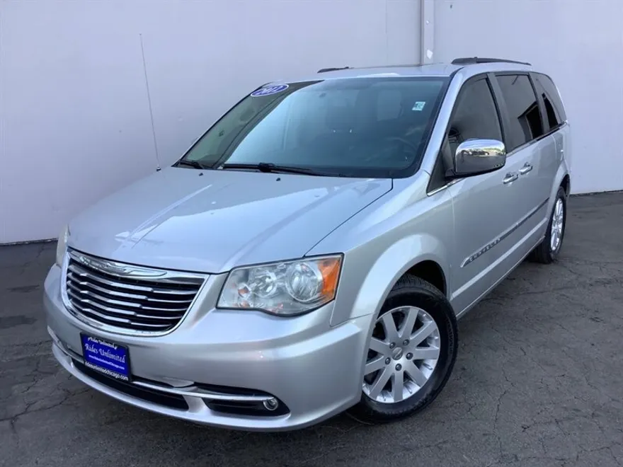 2012 Chrysler Town & Country photo 1