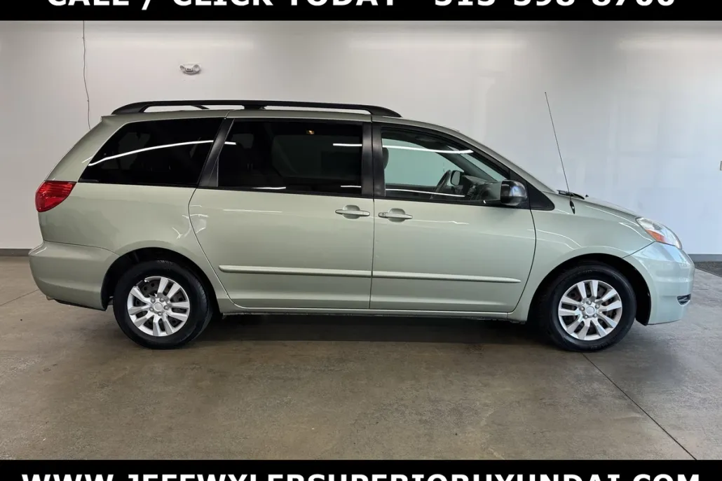 2009 Toyota Sienna LE photo 1