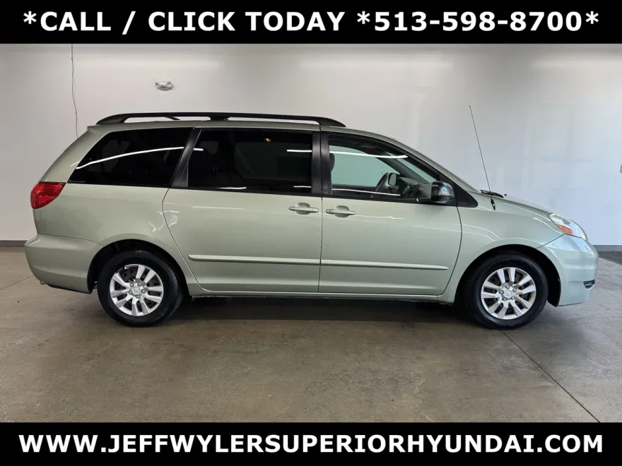 2009 Toyota Sienna LE photo 1