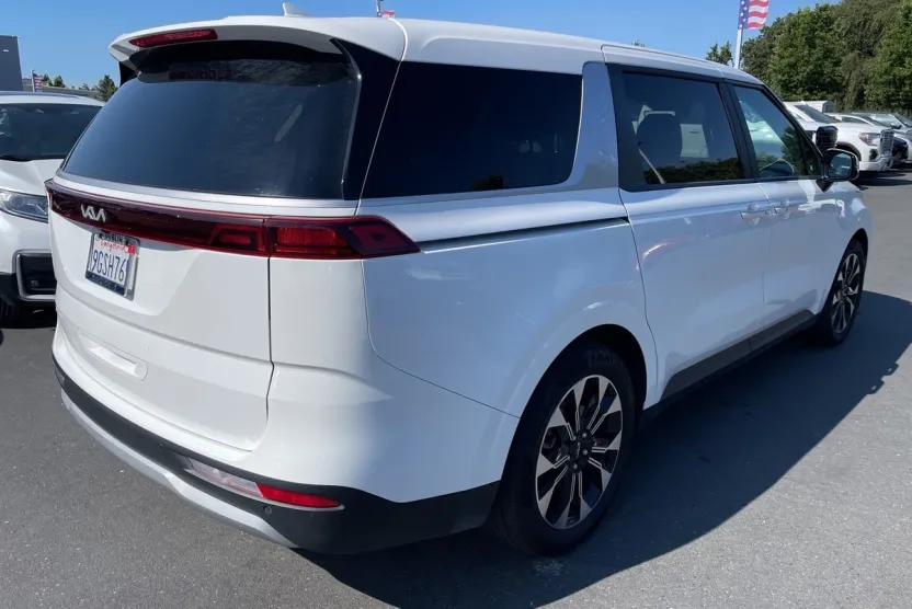 2024 Kia Carnival EX photo 1