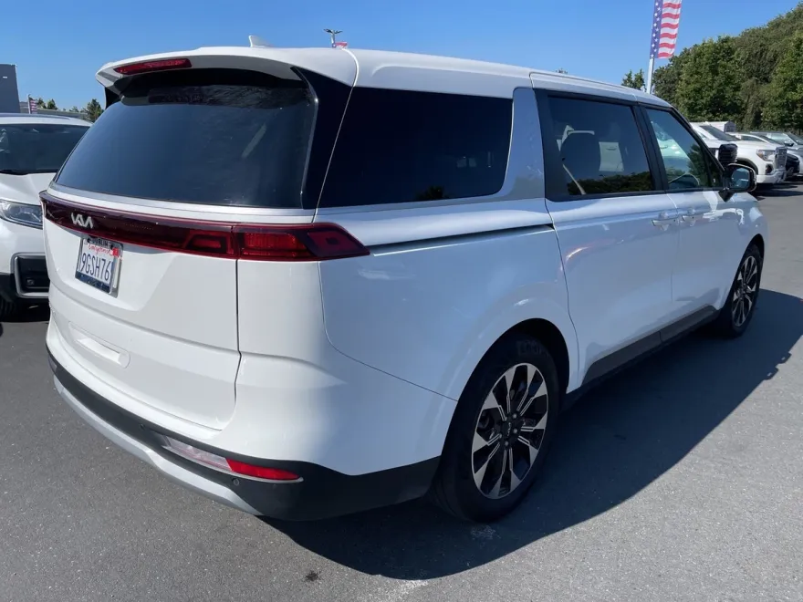 2024 Kia Carnival EX photo 1