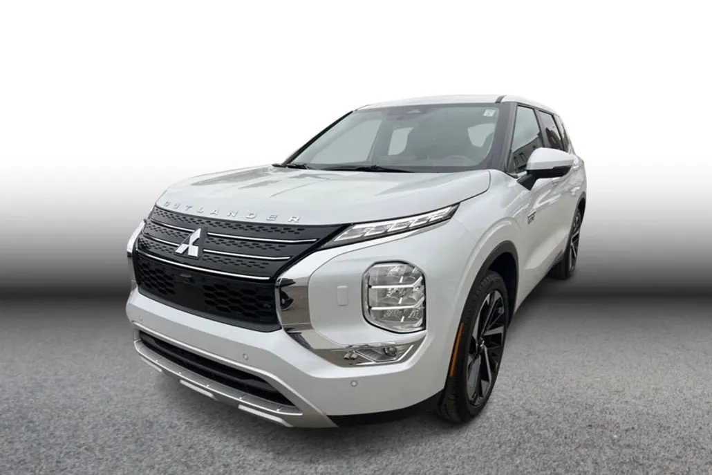 2025 Mitsubishi Outlander PHEV SE photo 1