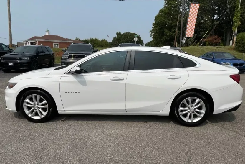 2018 Chevrolet Malibu 1LT photo 1