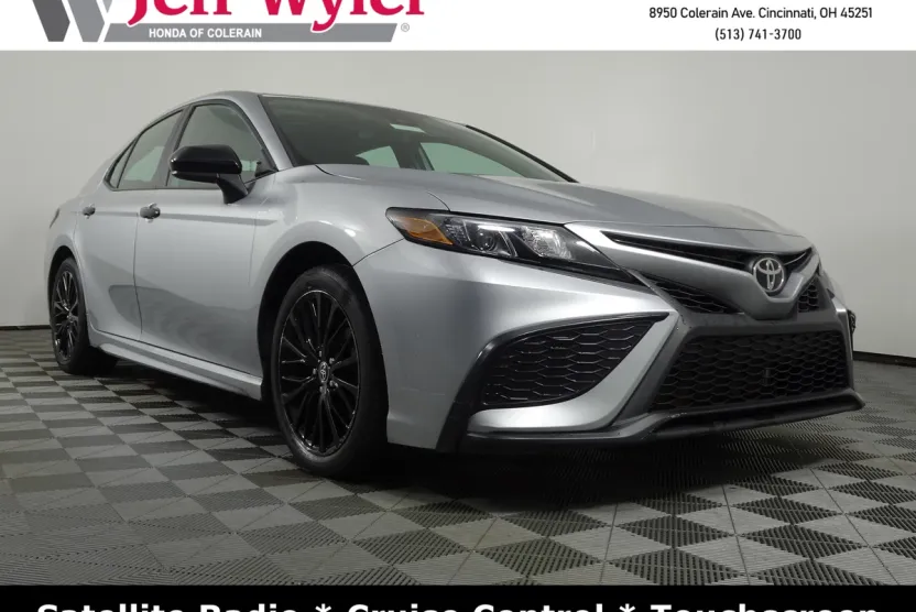 2021 Toyota Camry SE photo 1