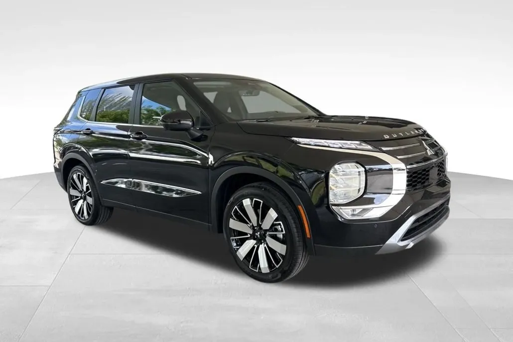 2025 Mitsubishi Outlander SE photo 1