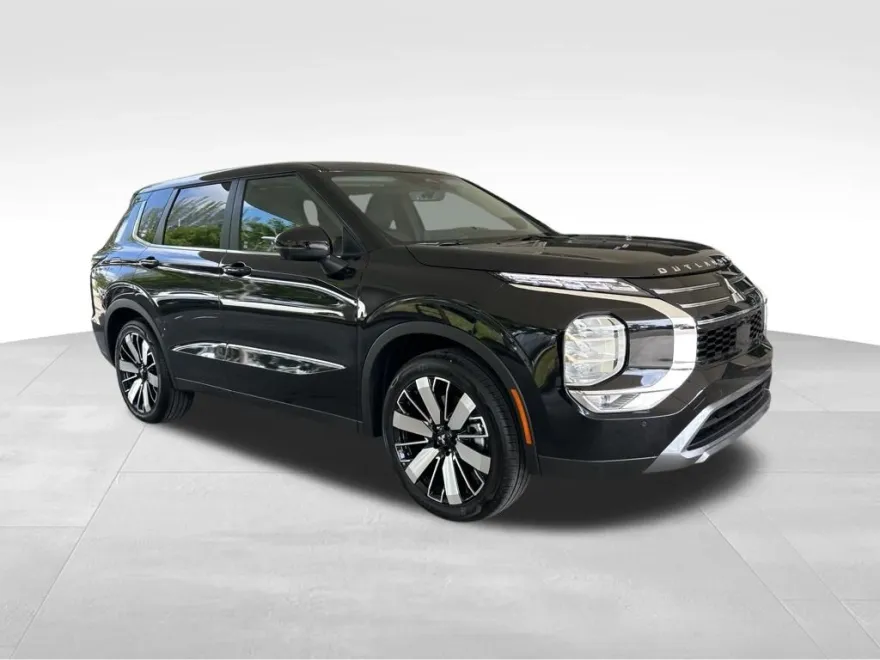 2025 Mitsubishi Outlander SE photo 1