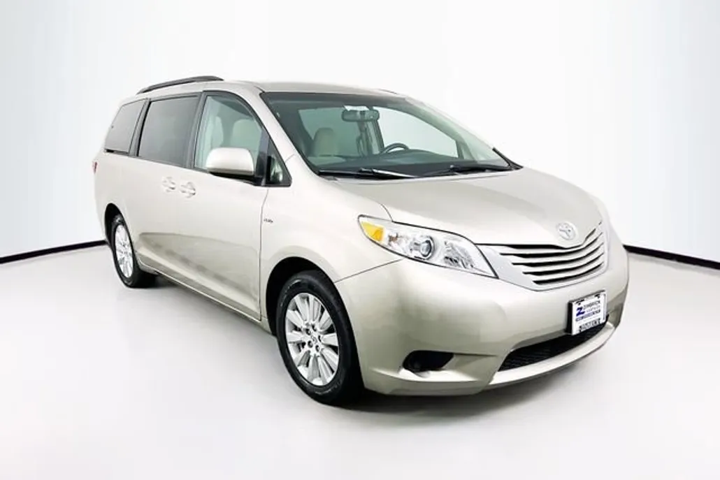 2017 Toyota Sienna LE photo 1