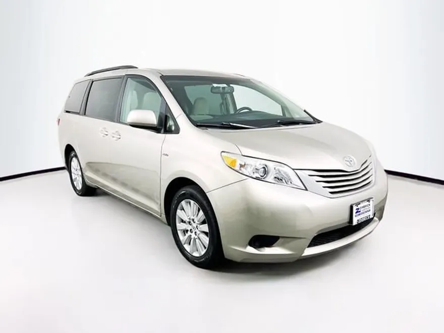 2017 Toyota Sienna LE photo 1