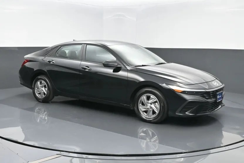 2025 Hyundai Elantra SE photo 1