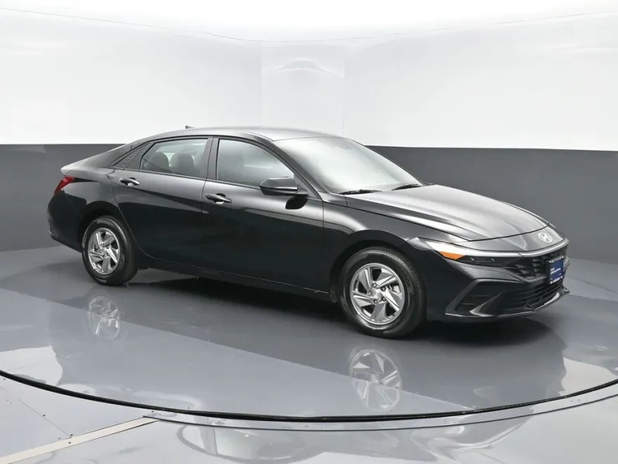 2025 Hyundai Elantra SE photo 1