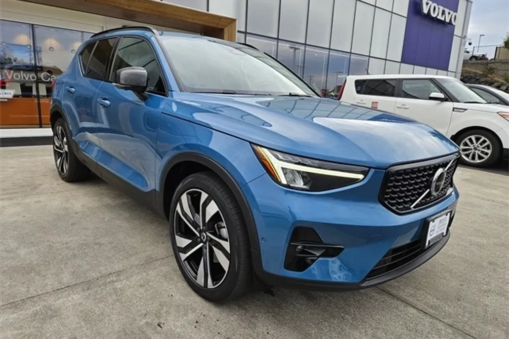 2023 Volvo XC40 Ultimate photo 1