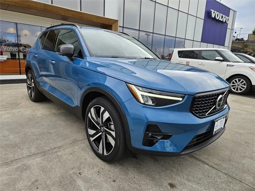 2023 Volvo XC40 Ultimate photo 1