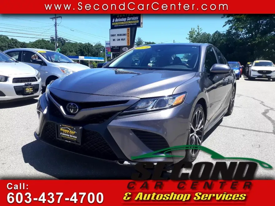 2019 Toyota Camry SE photo 1
